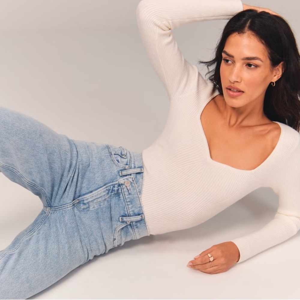 Abercrombie Ultra High Rise 90s Straight Jean - Picture 3 of 9